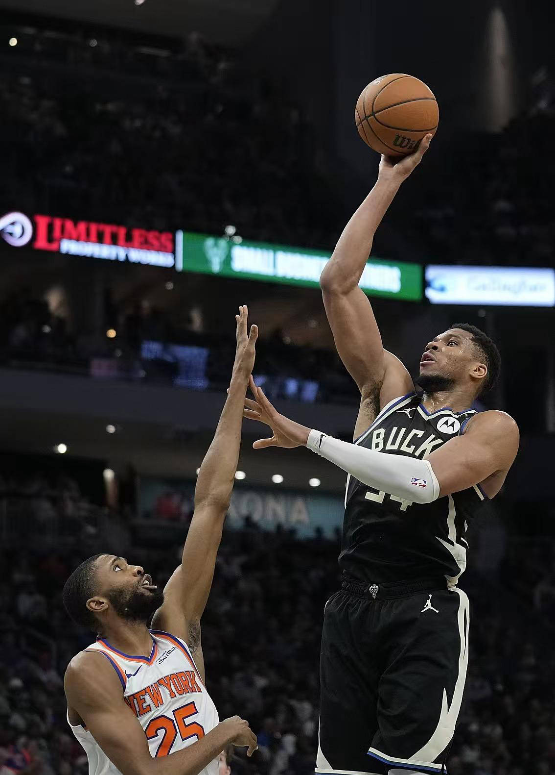 HTH-败北引发热议!,詹姆斯在独行侠比赛中刷新纪录观众掌声雷动的简单介绍