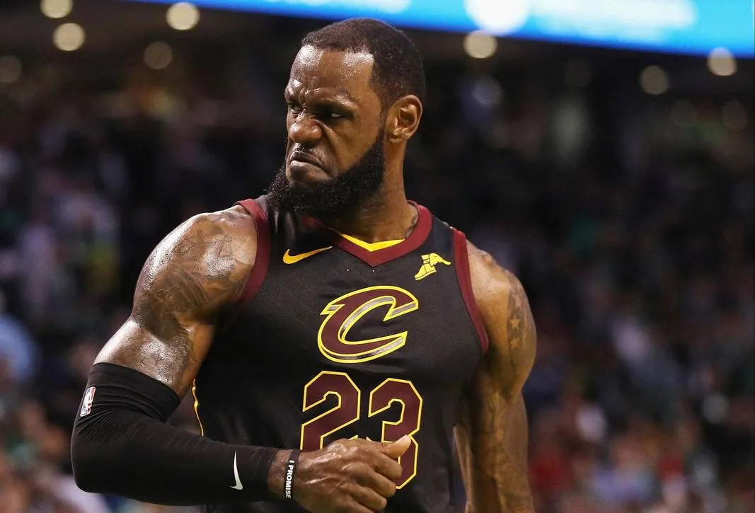 HTH-败北引发热议!,詹姆斯在独行侠比赛中刷新纪录观众掌声雷动的简单介绍