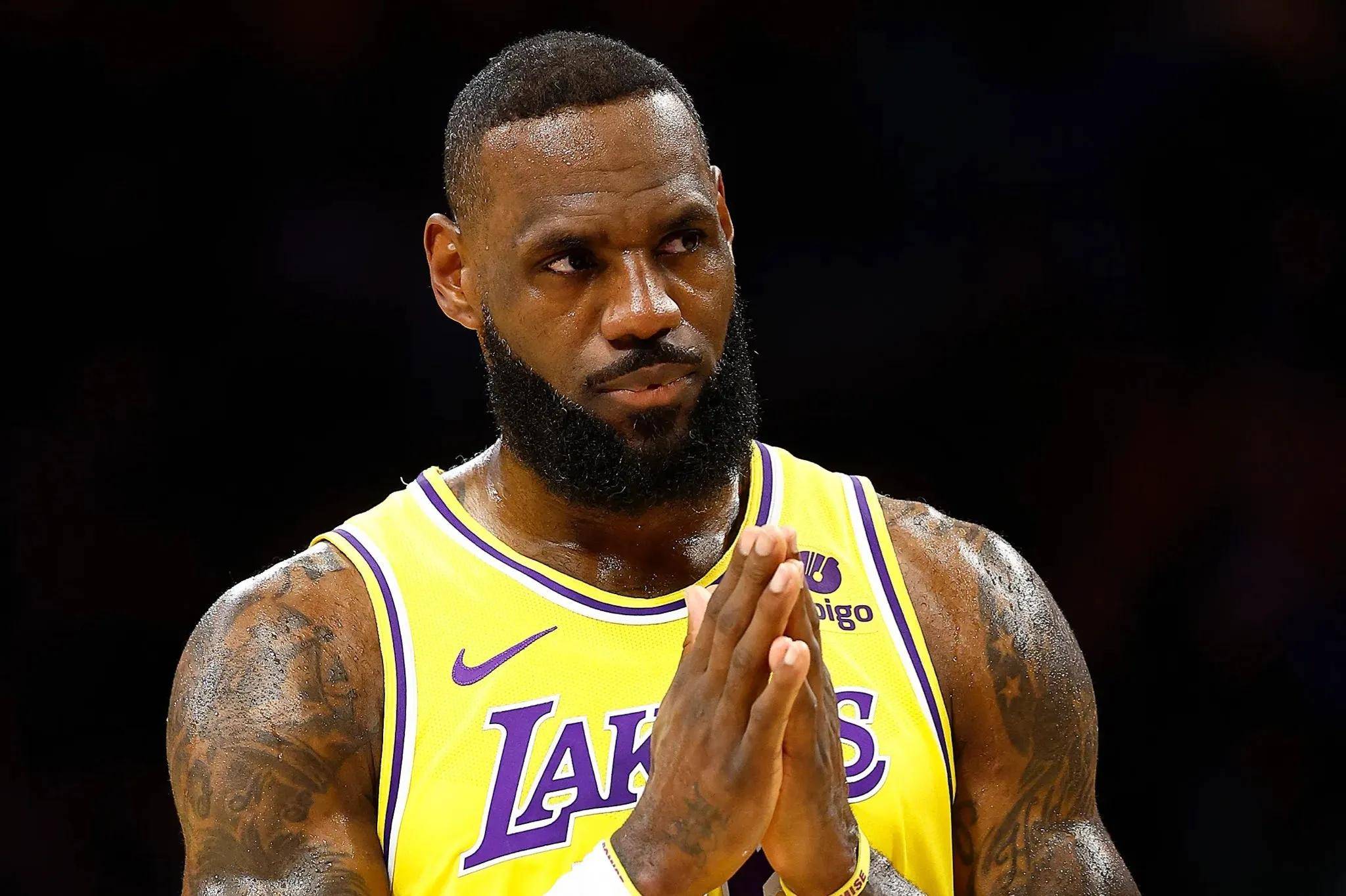 HTH-詹姆斯回归赛场，势不可挡首场状态亮眼，曼联观众沸腾！的简单介绍