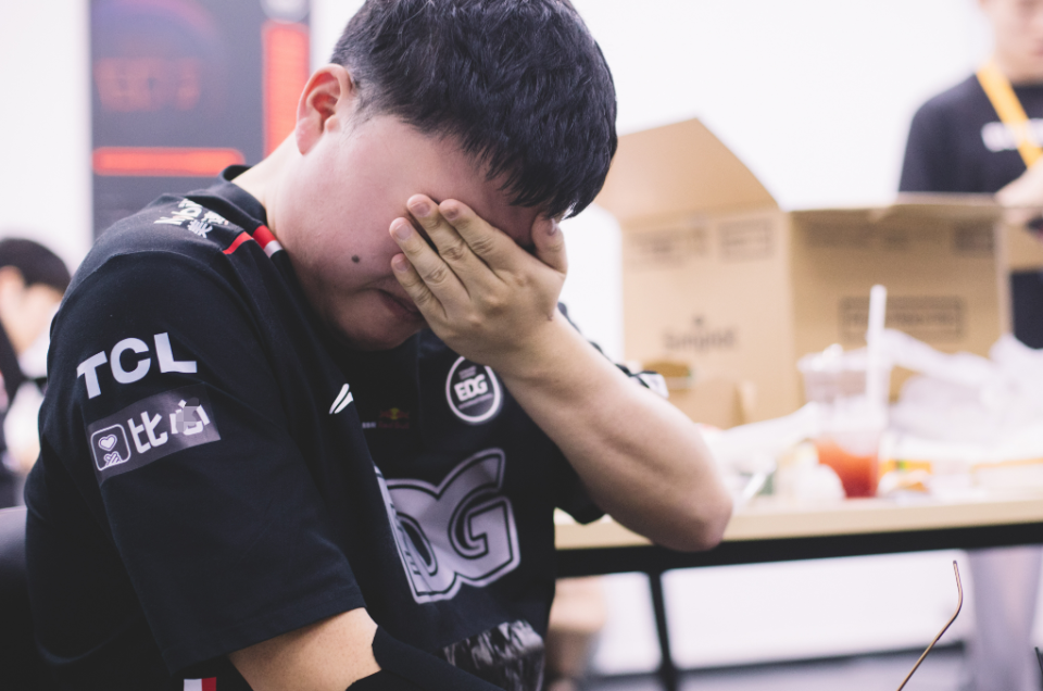 HTH-包含Uzi爆冷击败SKT，战术调整引爆全场！的词条