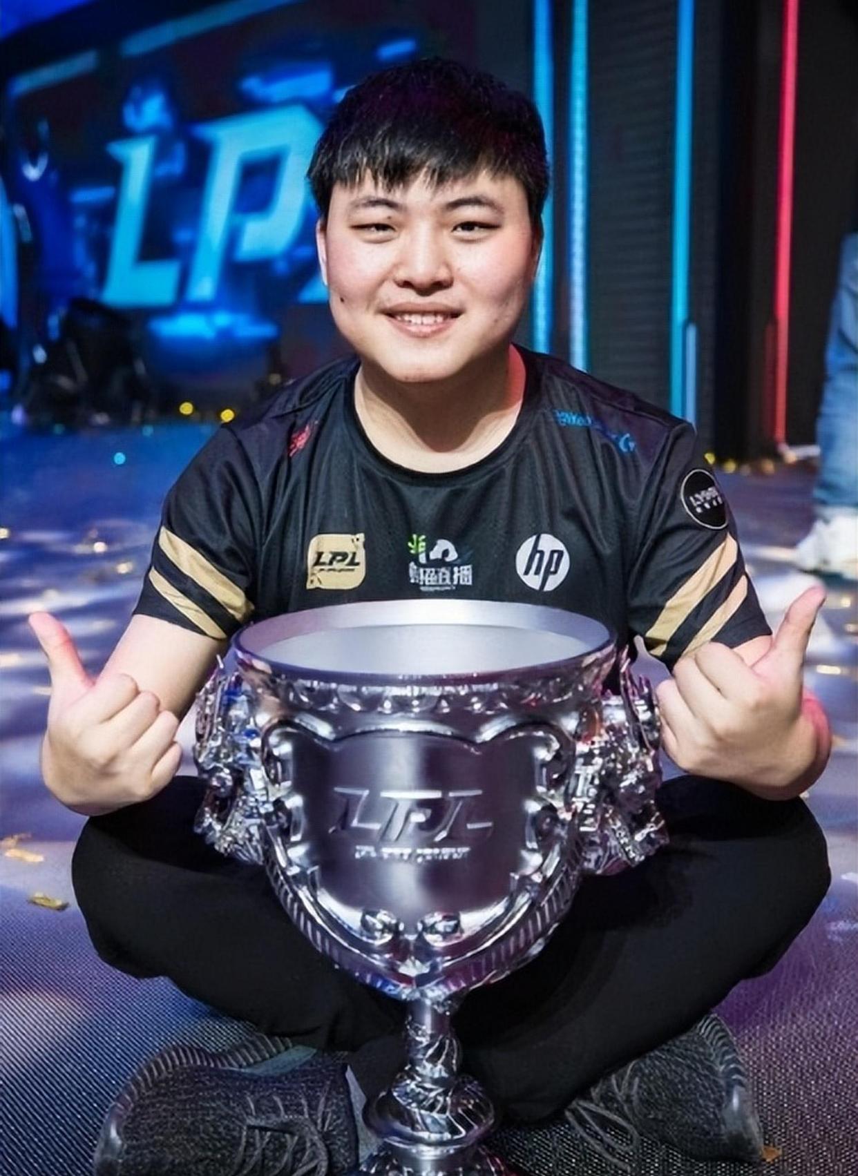 华体会体育-Uzi回归赛场，高光表现首场状态亮眼，澳大利亚队观众沸腾！的简单介绍